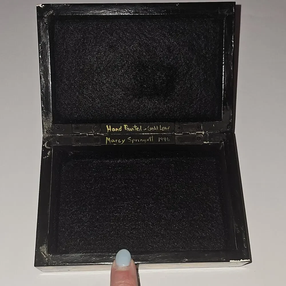 Vtg Hand Painted Floral Gold Leaf On Small Black Lacquered Box Felt Lined Asian